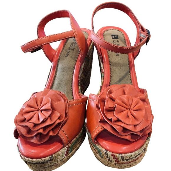 White mountain shoes wedges 3.5” Aztec design size 6 leather uppers and  flower - Picture 2 of 8